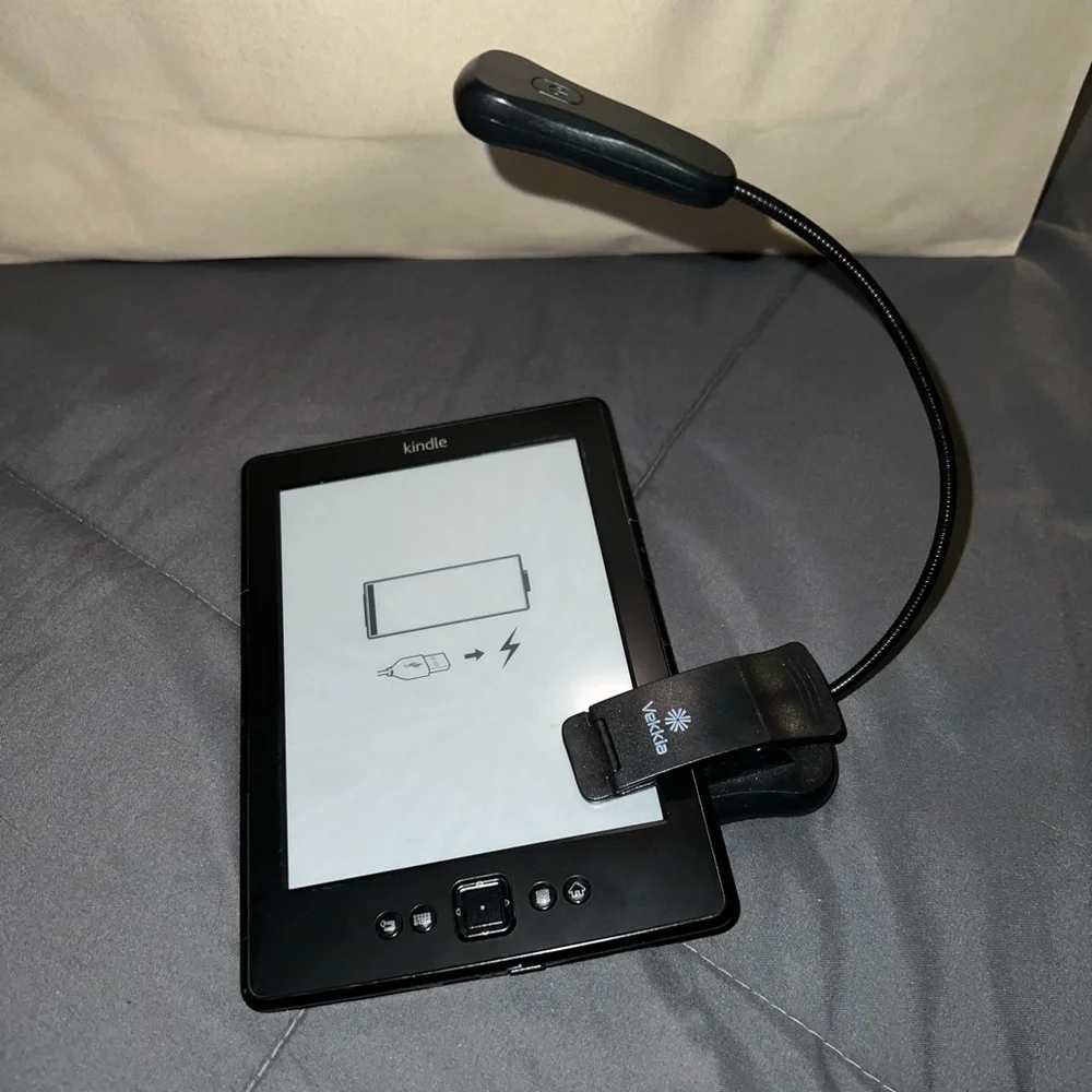 Kindle with attachment light
